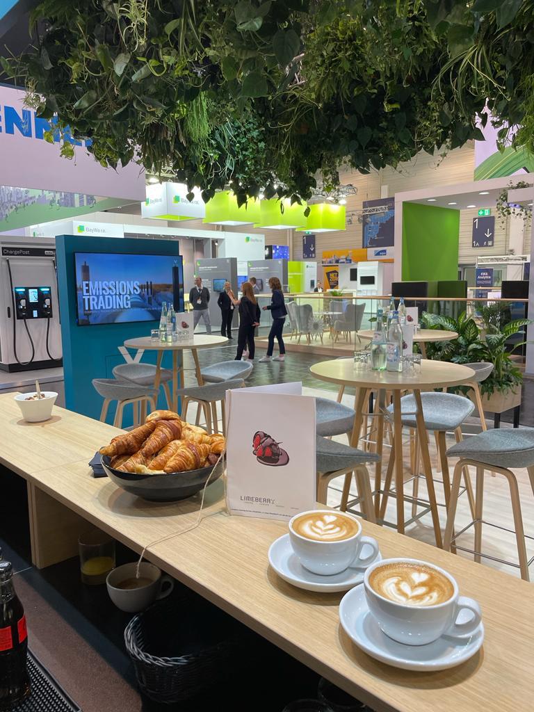 Zwei Cappuccinos am Limeberry-Messestand — der Moment, bevor das Gespräch beginnt
